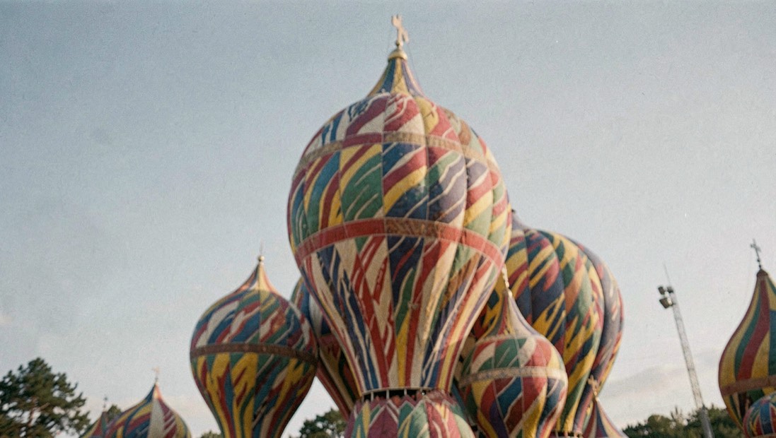 Groupe de coupoles en bulbe aux motifs colorés et torsadés se détachant sur un ciel dégagé d'hiver, lumière basse venue de la gauche